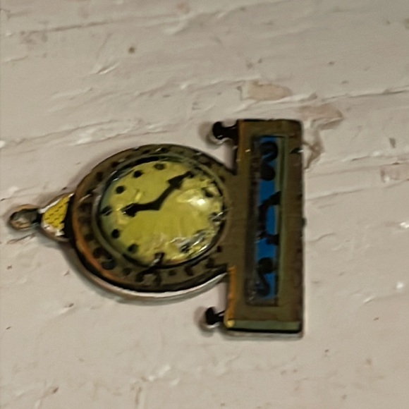 0.75” gold tone clock shaped & face charm pendant with jump hoop - Picture 6 of 12